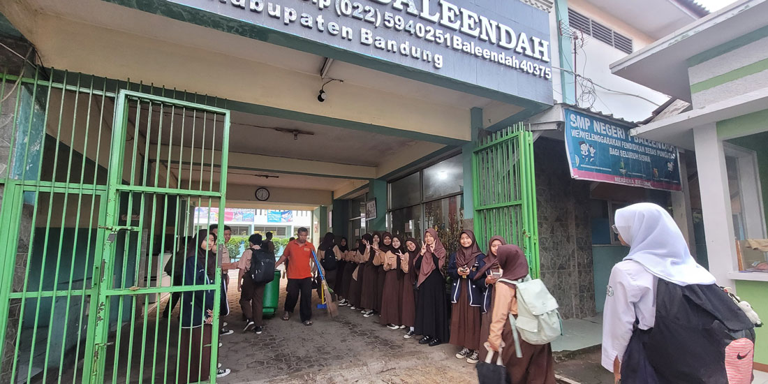 Gerbang sekolah smpn 1 baleendah