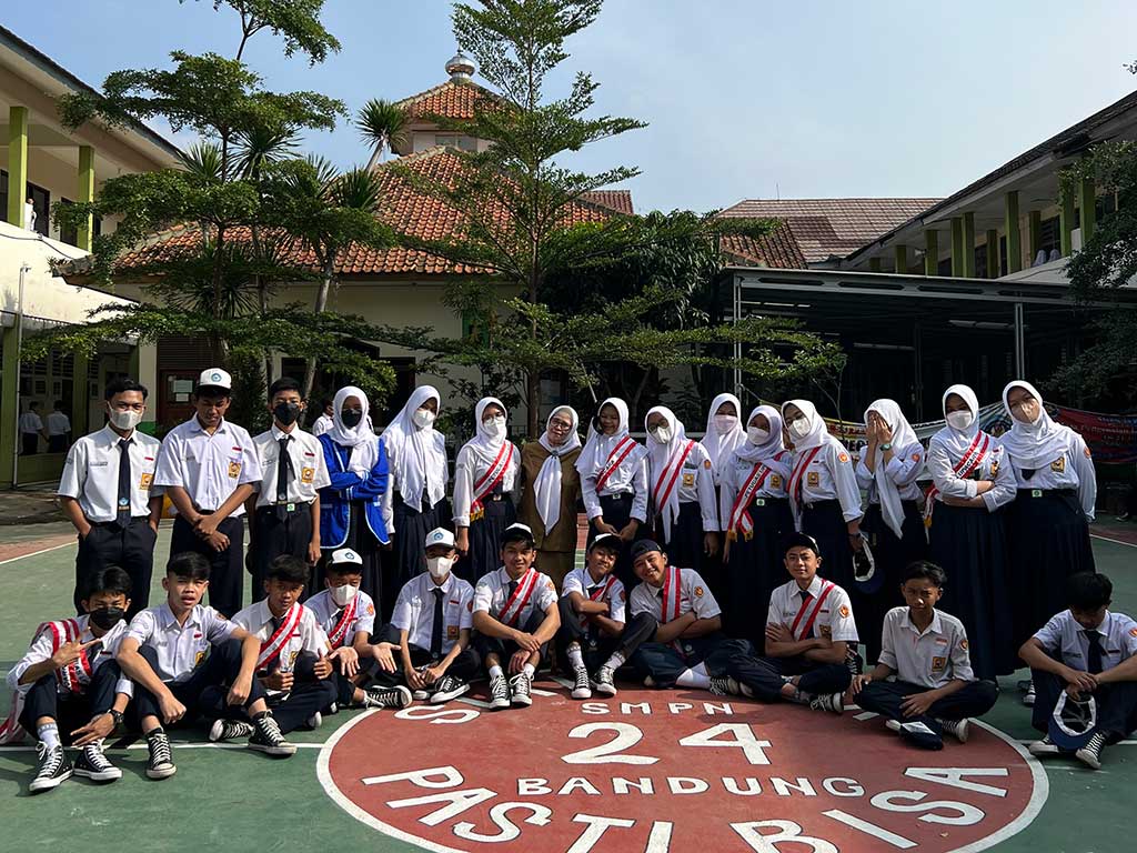 Para siswa berpose depan gedung smpn 24 bandung