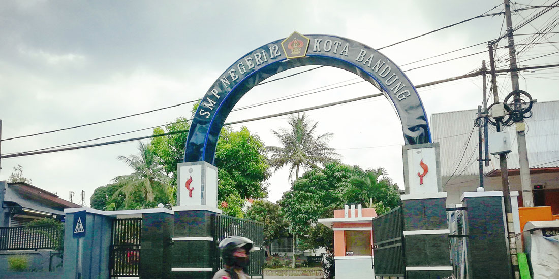 Gerbang smpn 12 bandung