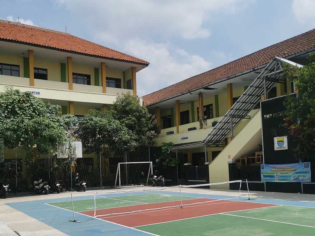 Suasana pelataran gedung sekolah smpn 23 bandung