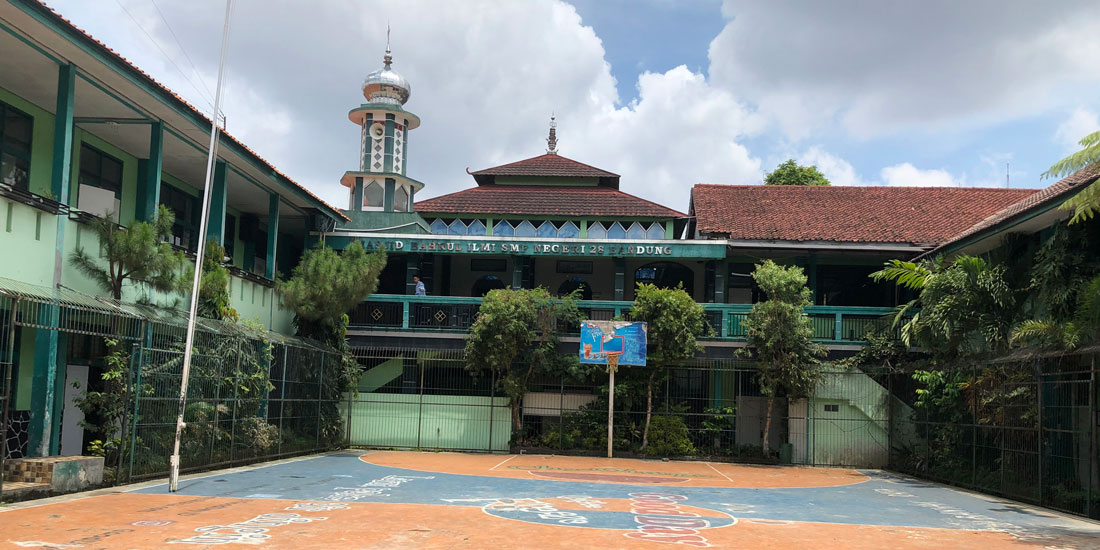 Suasana sekolah dengan latar belakang masjid di smpn 28 bandung