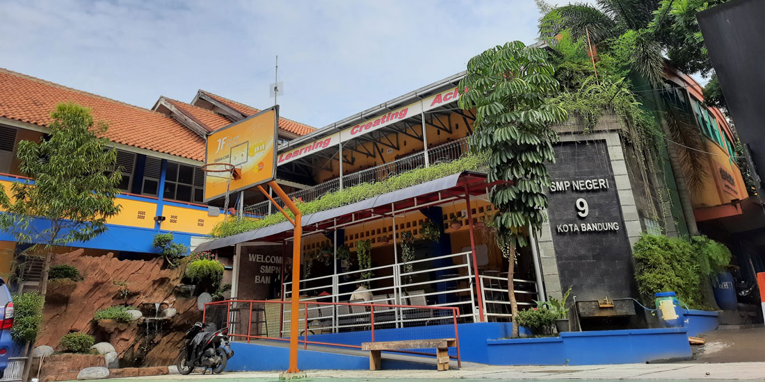 Tampak samping depan gedung smpn 9 bandung