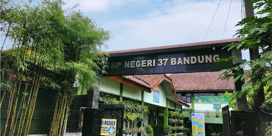 Gerbang smpn 37 bandung