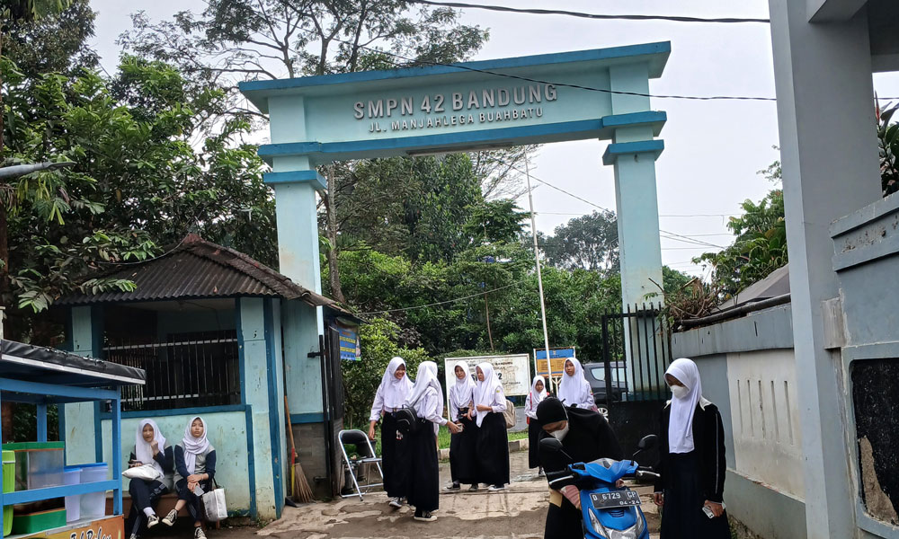 Gerbang SMPN 42 Bandung