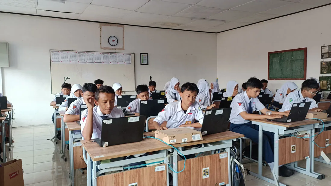 Siswa sedang fokus belajar di kelas smpn 37 bandung