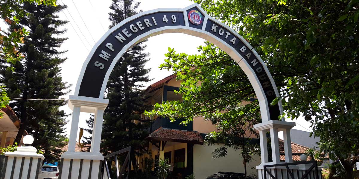 Gerbang sekolah SMPN 49 Bandung