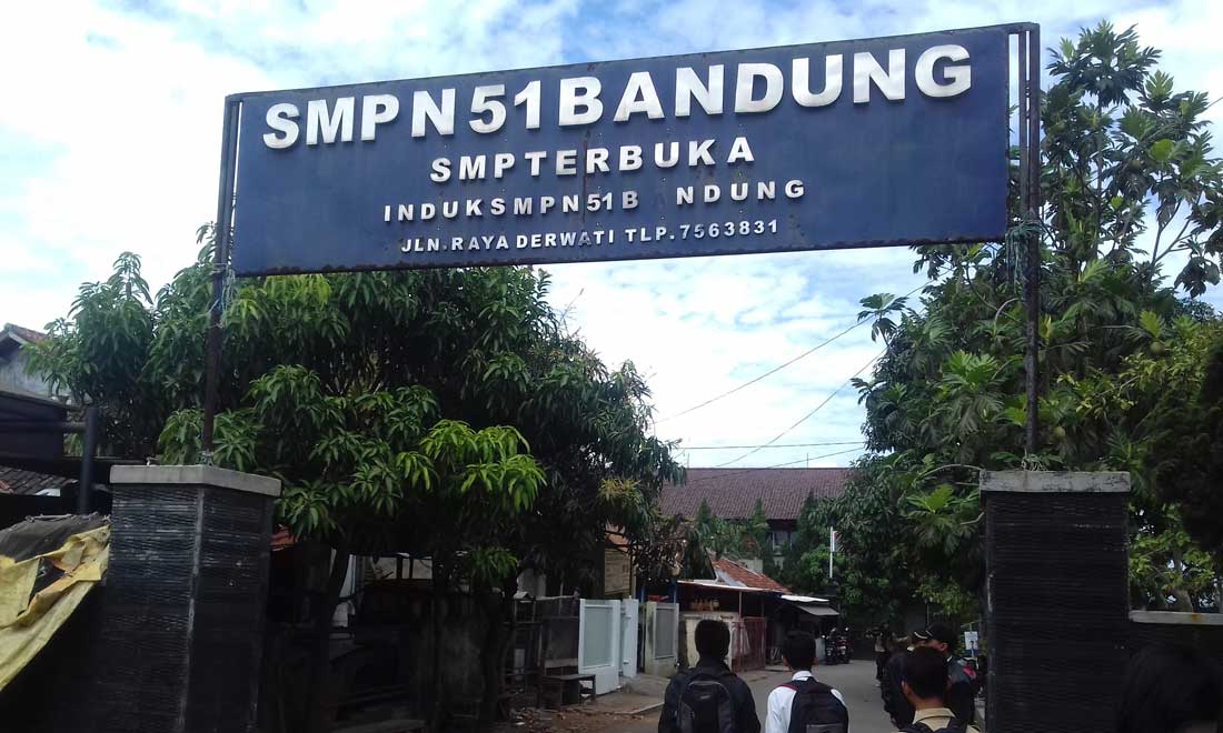 Papan nama SMPN 51 Bandung