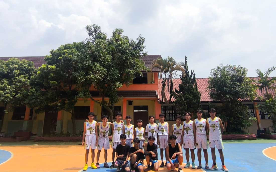 Para siswa berpose depan sekolah SMPN 39 Bandung