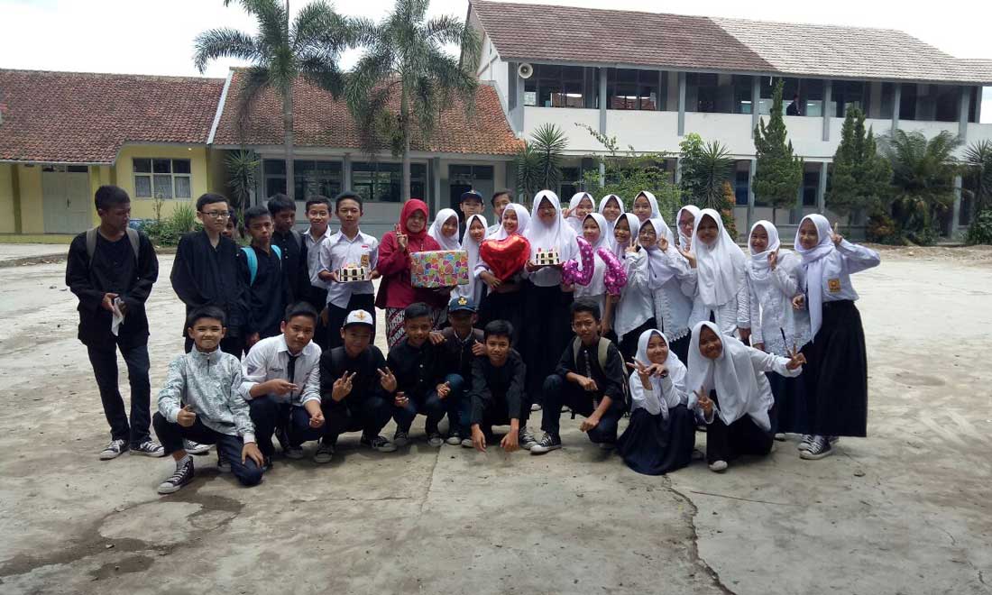 Para siswa berpose di lapangan SMPN 41 Bandung