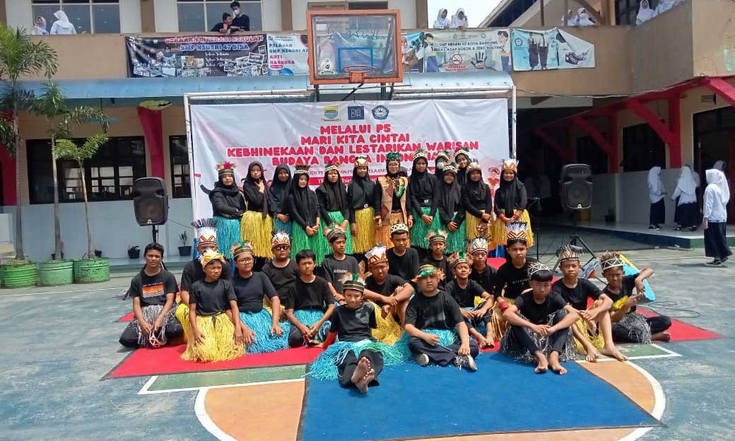 Siswa siswi ceria di SMP Negeri 47 Bandung