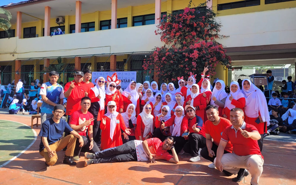 Siswa siswi dan guru berpose di smpn 31 bandung