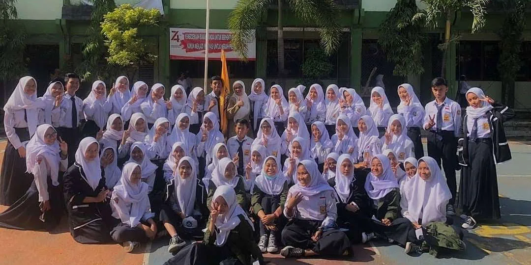 Siswi berkumpul di pelataran gedung sekolah smpn 37 bandung