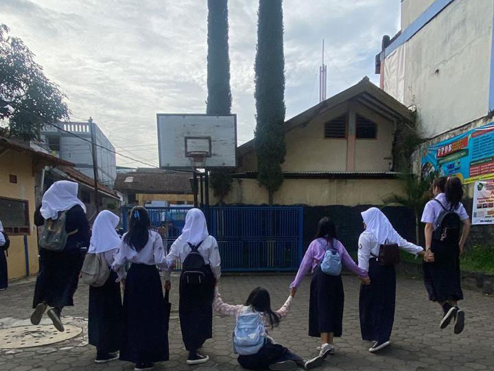 Siswi bermain di pelataran smpn 29 bandung