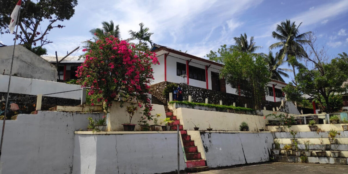Gedung SMPN 13 Manago