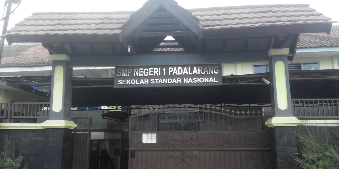 Gerbang SMPN 1 Padalarang