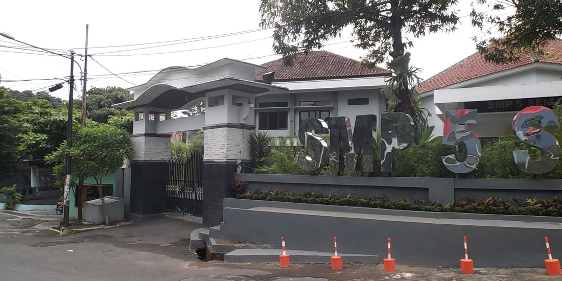 Bagian depan SMP Negeri 5 Semarang