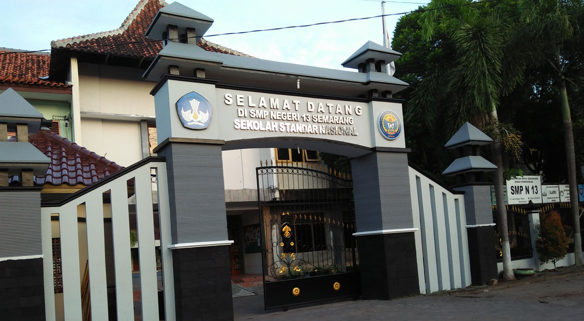 Gerbang SMPN 13 Semarang