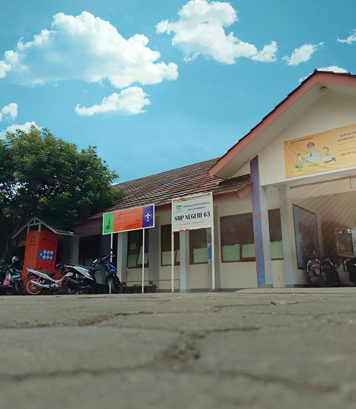 Papan nama di depan SMPN 63 Bandung